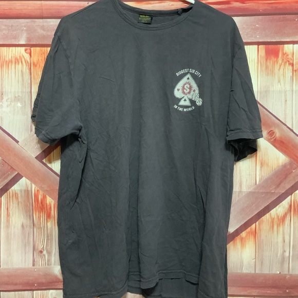 Lucky brand classic fit. Sinners poker club 1969. Great graphics. - Picture 2 of 5